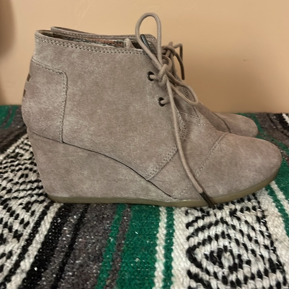 TOMS Taupe Suede Wedge Ankle Boots women’s 7 - Picture 9 of 11